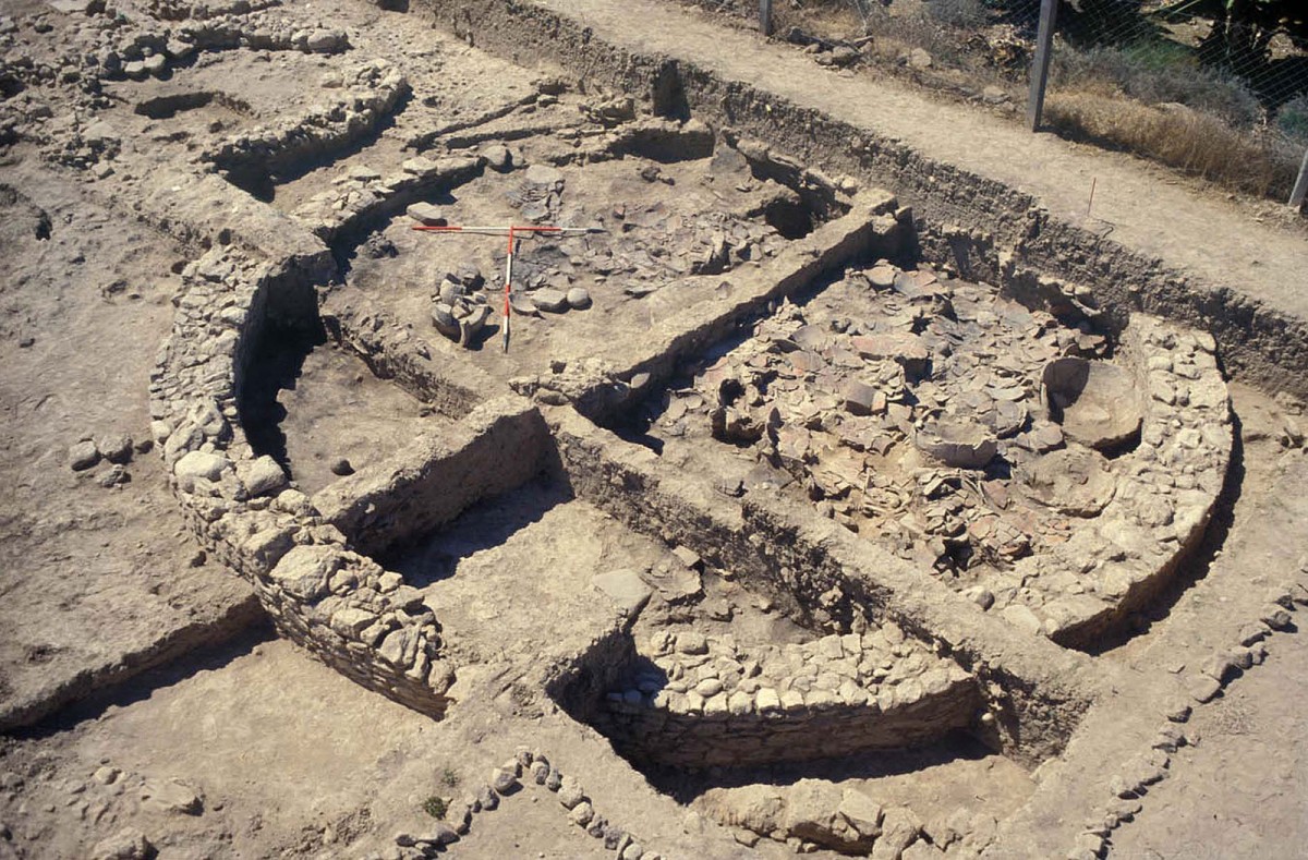 Fig. 3a. Building 3, the “building of the jars”. Kissonerga-Mosfilia, Cyprus (mid 3rd millennium B.C.). Circular warehouse building for the control of the community’s surplus (courtesy of E. Peltenburg).