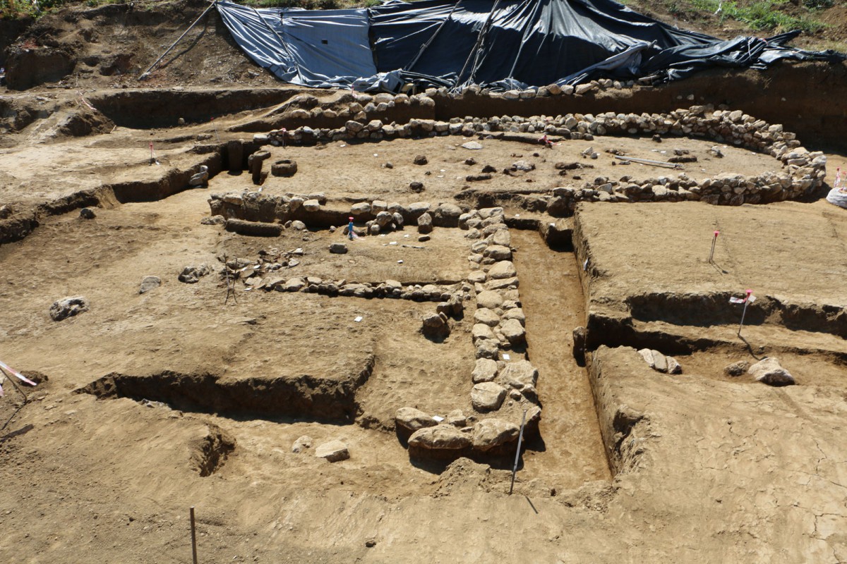 Fig. 10. Expansion of the apsidal building by a rectangular structure with partition wall. Photo: Ephorate of Antiquities of Pieria