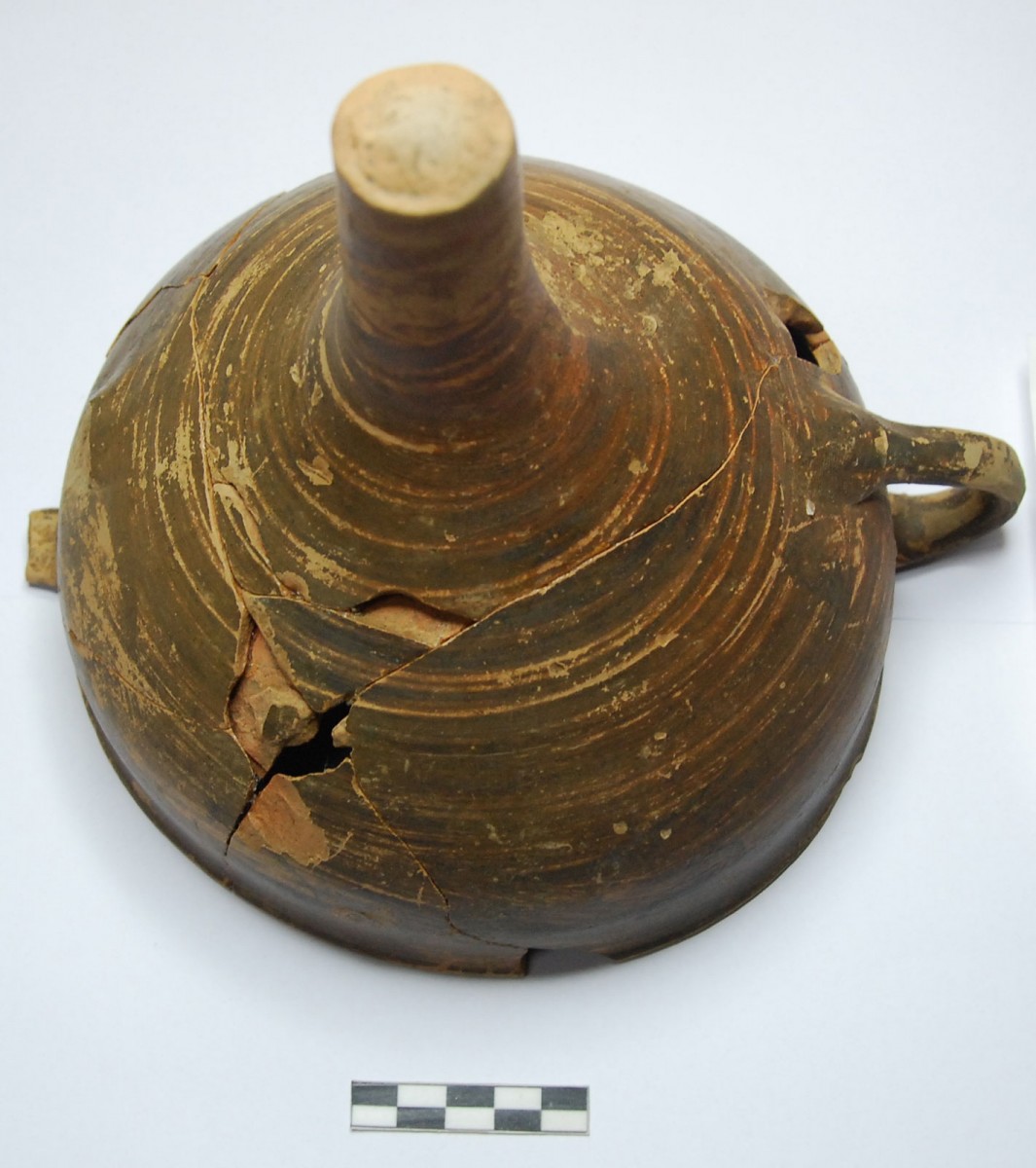 Fig. 11. In the interior of the buildings Mycenaean style, handmade and wheel-made vessels were revealed among other finds. Photo: Ephorate of Antiquities of Pieria