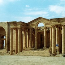 Outrage over footage of IS militants smashing ancient Iraq statues