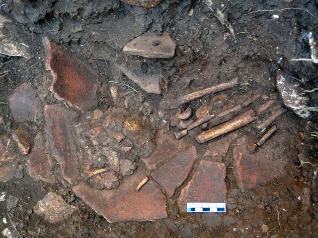 Double primary pithos child burial at the Xagounaki site. (Photo: Ministry of Culture, Education and Religious Affairs)