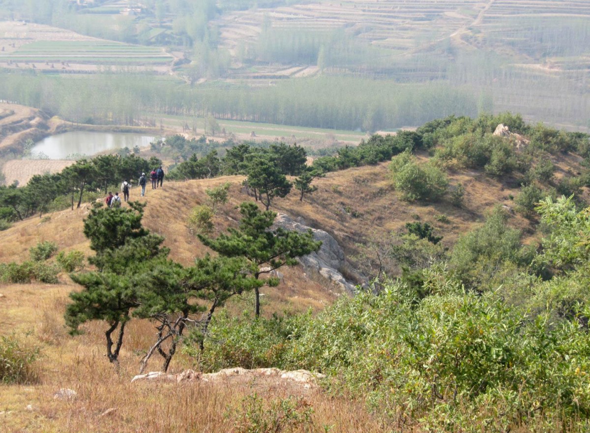 Gary Feinman and Shandong University archaeology students walk the Qi wall above a modern reservoir.
Credit:
Courtney of Linda M. Nicholas