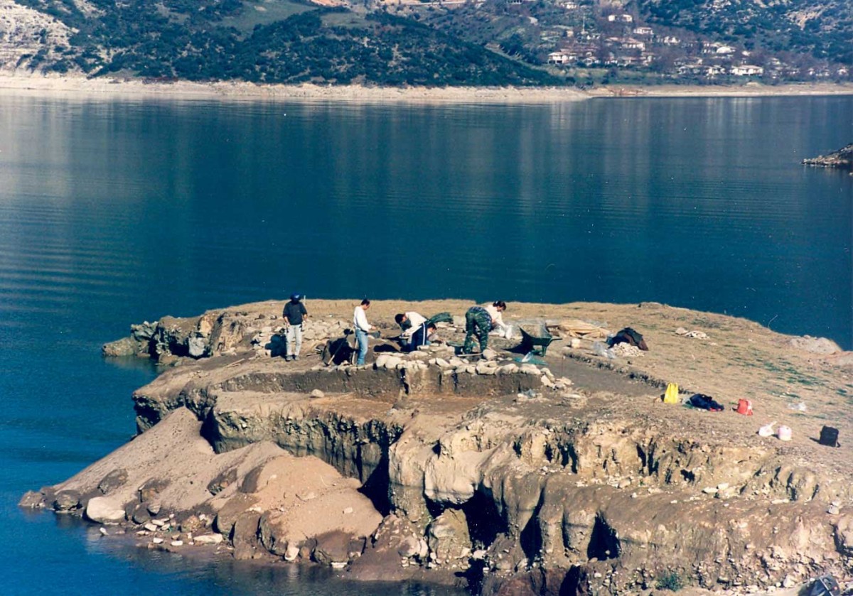 Fig. 8. The excavation in the dispersed Hellenistic and prehistoric settlement of Kato Bravas Velvendos. In the background, the now abandoned “PPC settlement” founded in 1970’s for the needs of the Polyfytos Dam construction. 