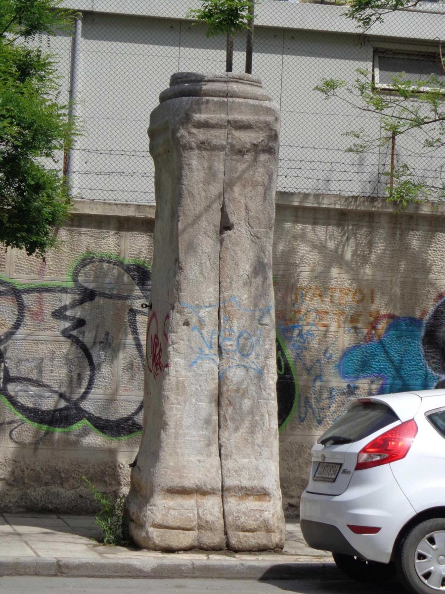Capital base on Ag. Dimitriou upon which an imperial statue once stood. During the Ottoman Rule it was known as Yılan Mermer (Stele of the Snakes). Photo: T. Stefanidou-Tiveriou.