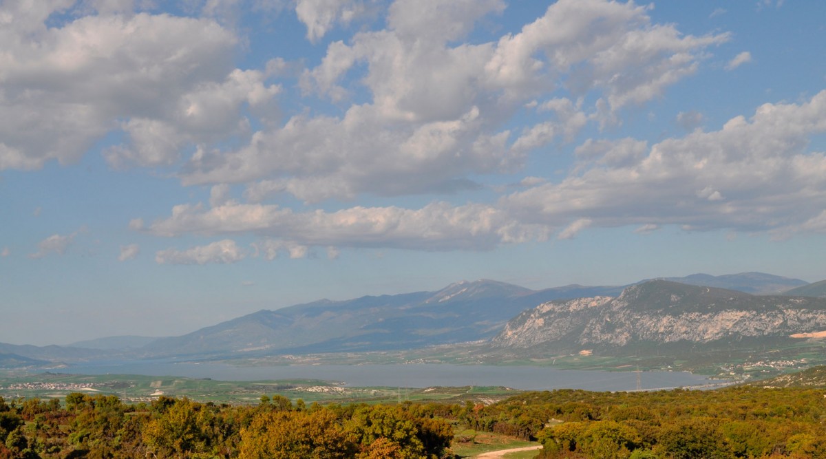 Fig. 2. The Haliakmon valley and the artificial lake of Polyfytos, western view from the area of Aiani.