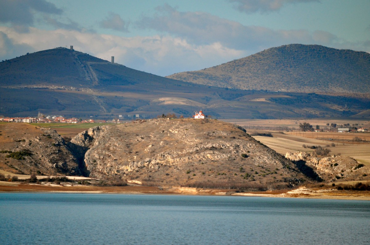 Fig. 6. Southern view of the hill of Metamorfosi Mesiani. Located on the top plateau is the Final Neolithic and Late Bronze Age settlement, while in the eastern foothills is the Middle Bronze Age settlement.