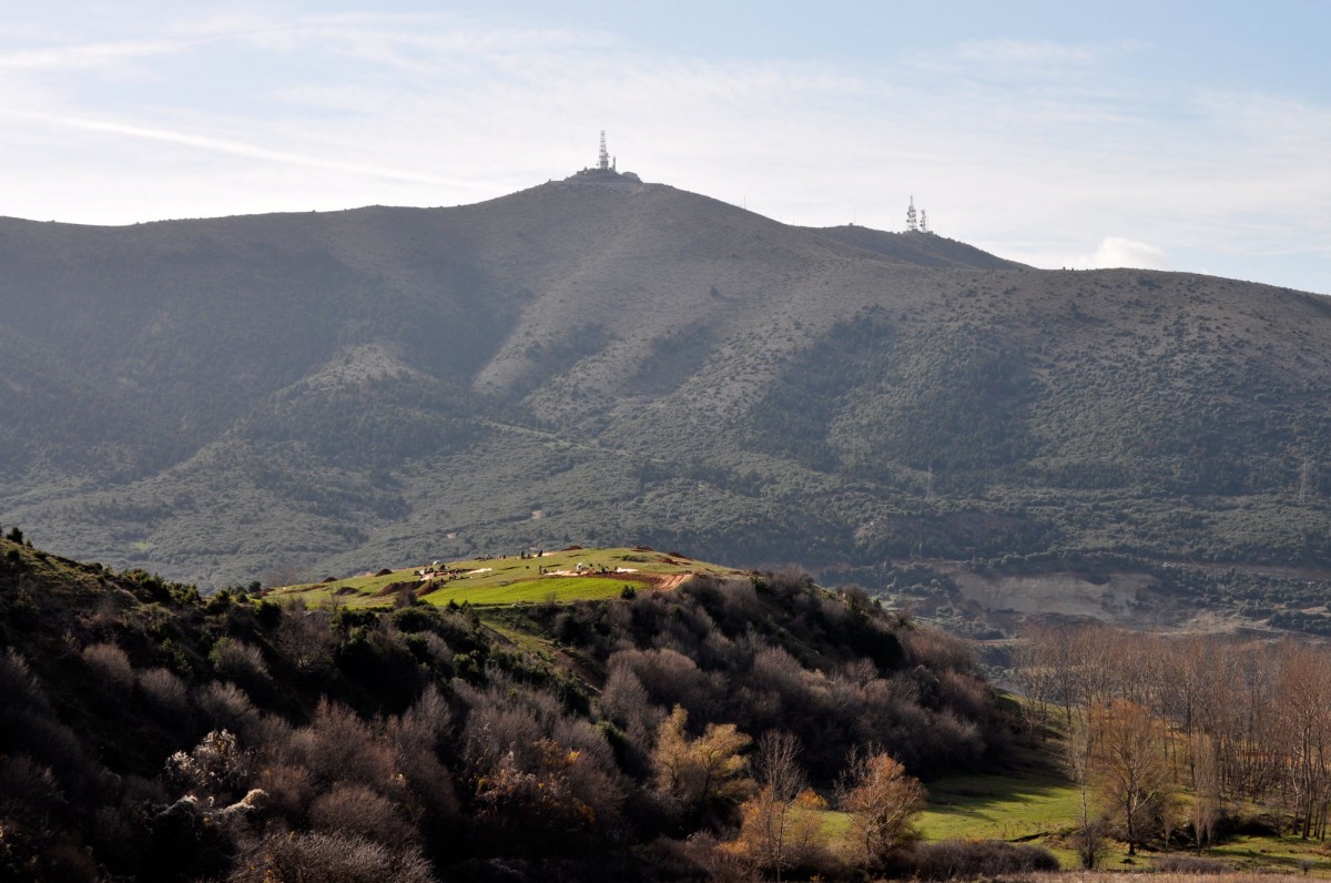 Fig. 8. View from the east of the site of Kasiani Lava. On the hill settlement remains of the Early Neolithic, Early Bronze Age and Hellenistic times were excavated. Immediately to the west of the hill stands the natural pass of Sarantaporo.