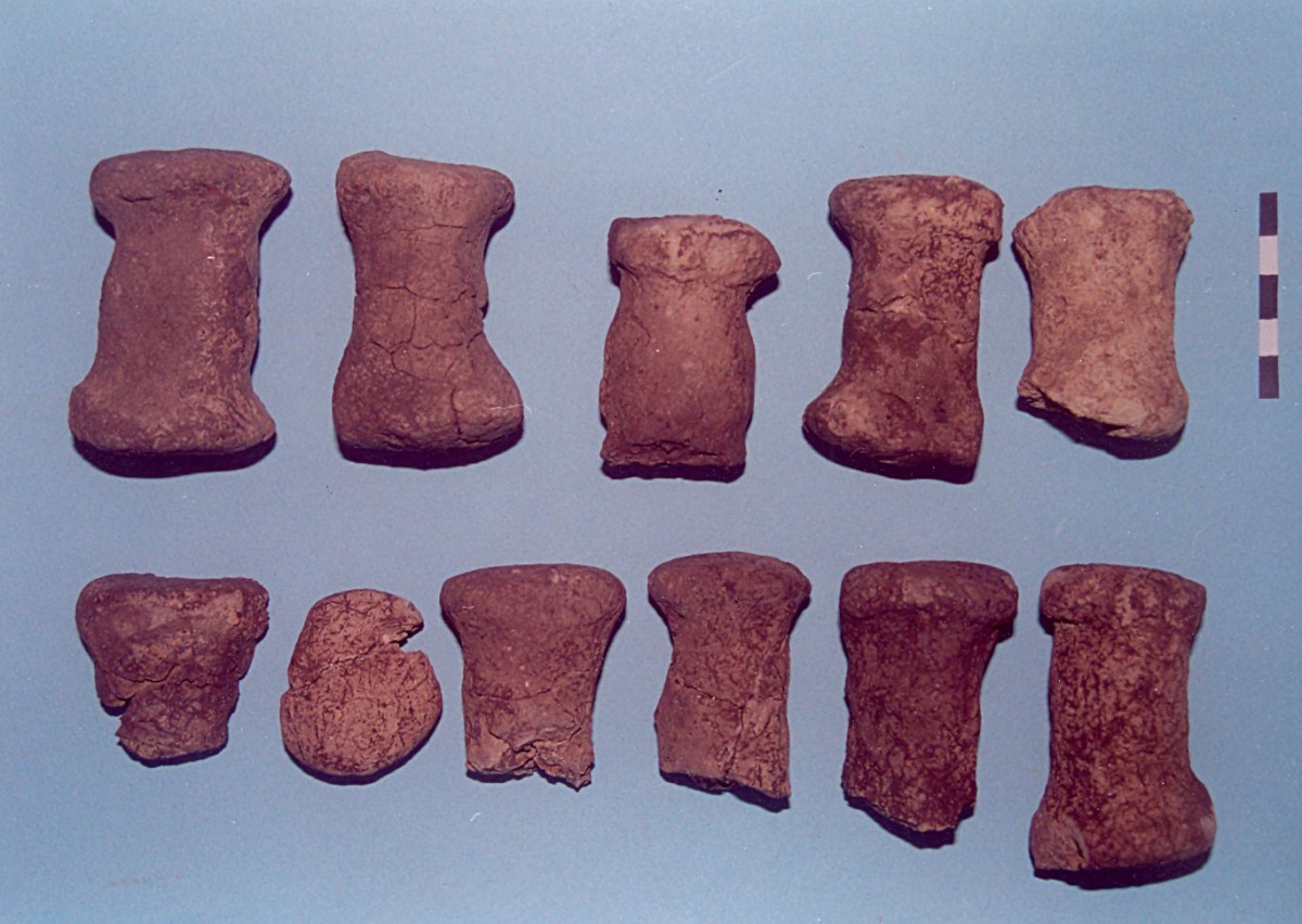 Fig. 2. Paliampela Roditis, Clay spools-loomweights of the Early Neolithic.