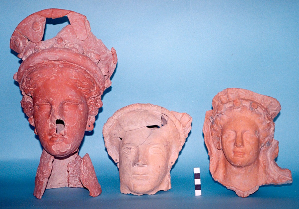 Fig. 7. Kato Bravas Velvendo, clay figurines of female figures from a depositional pit.