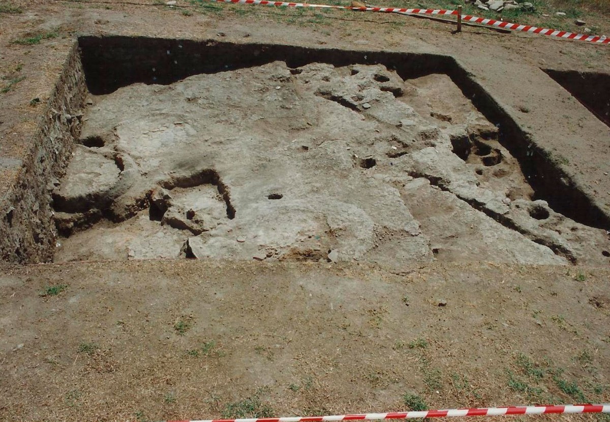 Fig. 8. Vasilara Rachi Velvendo, floor of an Early Bronze Age building, with small oven (left) and platform in its interior. 