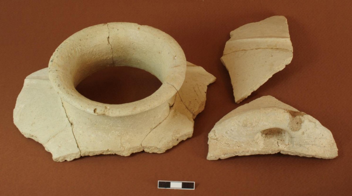 Fig. 4. Light-faced concave-necked jar with vertical ribbed decoration from Dhaskalio Phase C.