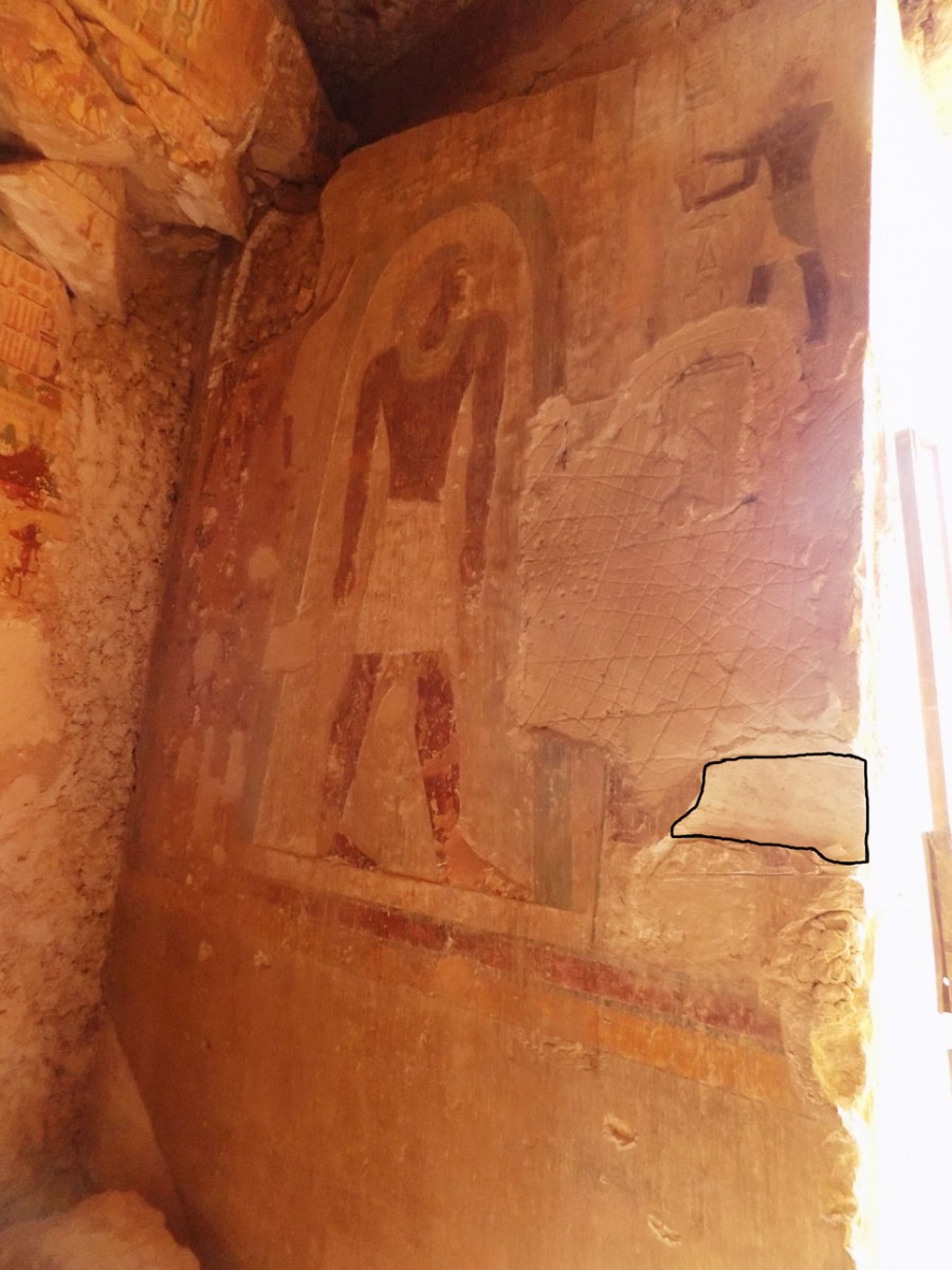 Wall at the tomb of Djehutyhotep with a mark showing the hacked out fragment. Courtesy of KU Leuven – Egyptologie. 