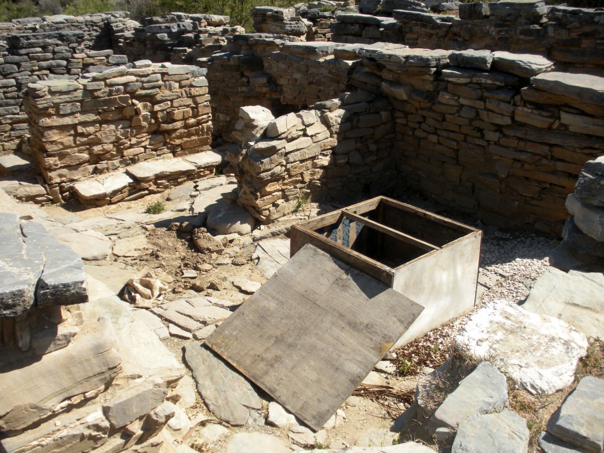 Ancient Zominthos: In Room 26 the looters have opened the cover of a wooden box previously placed on a pillar base. (Photo: Ministry of Culture, Education and Religious Affairs)
