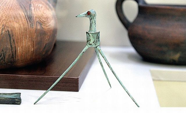 “The oldest children’s toy in Europe” consists of a tripod holding the movable head of a stork with eyes made of carnelian – a semi-precious gemstone found in the Rhodope Mountains in Southern Bulgaria. It is pictured here with the restored all three legs of its tripod. Photo: TV grab from BNT