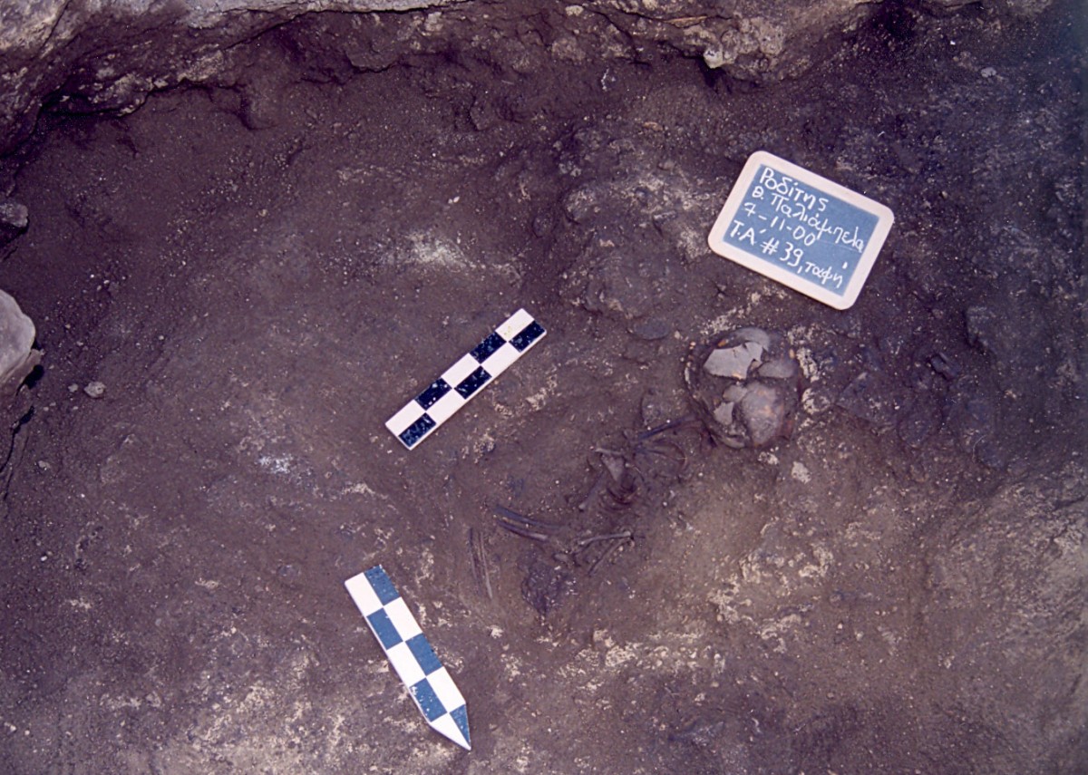 Fig. 1. Paliampela Roditis, child burial in a pit inside the settlement, Early Neolithic.