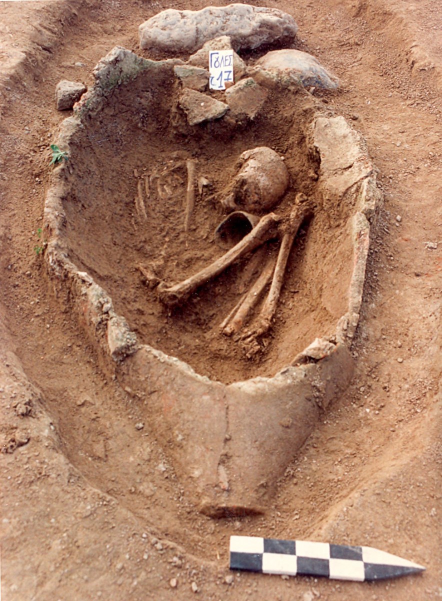 Fig. 2. Tourla Goules, excavation of an eroded cemetery of the Middle Bronze Age. Pithos burial.