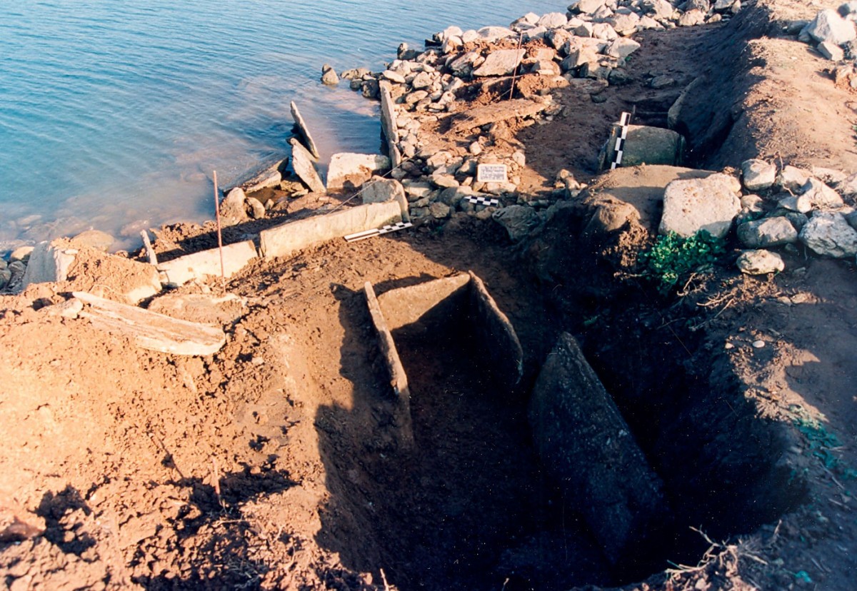 Fig. 5. Kato Bravas Velvendo, excavation of graves of an eroded Early Iron Age cemetery.