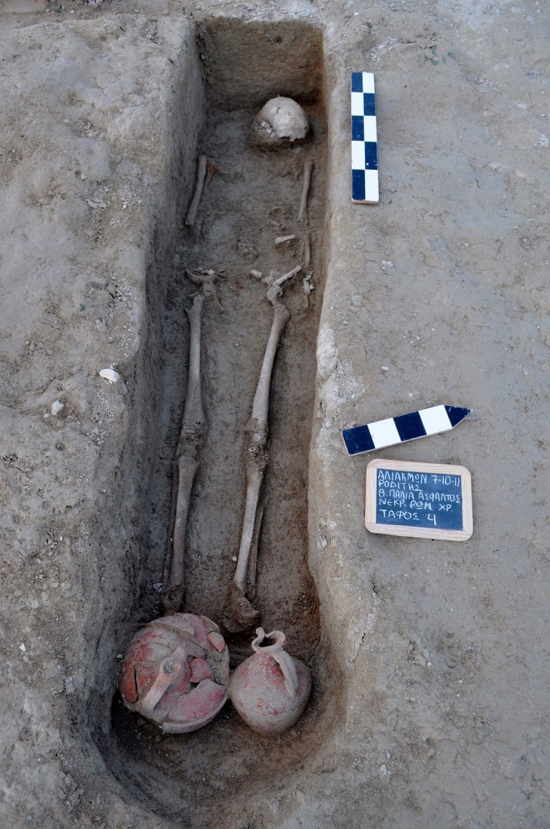 Fig. 7. Palia Asphaltos Roditis, excavation of a Roman shaft grave.