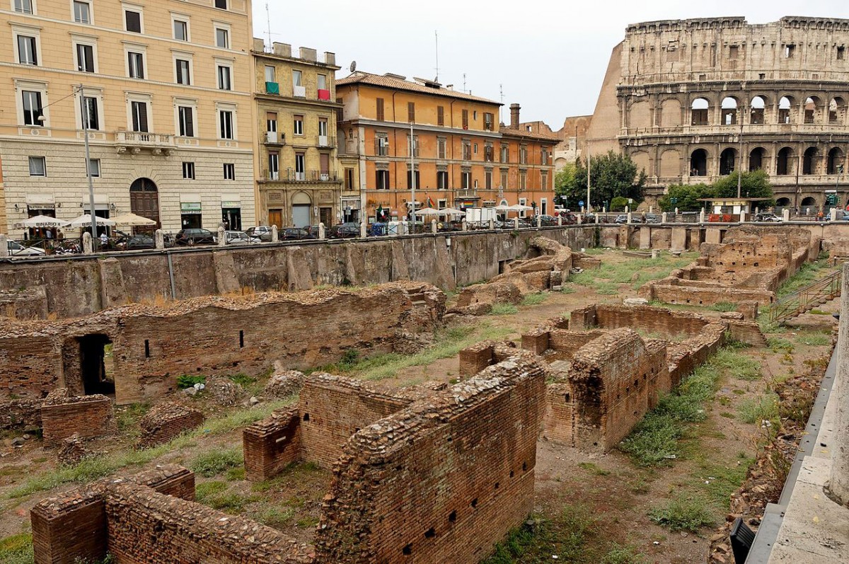 The remains of the Gladiatorial School are squeezed between two Roman roads and lay rather neglected. Photo Credit: Jastrow / Wikimedia Commons.