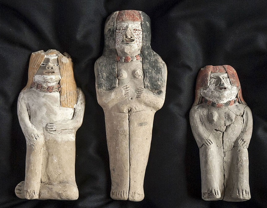 The three mud figurines found in Vichama: the priestess statuette (middle) is much larger than the male (left) and the female one (right).