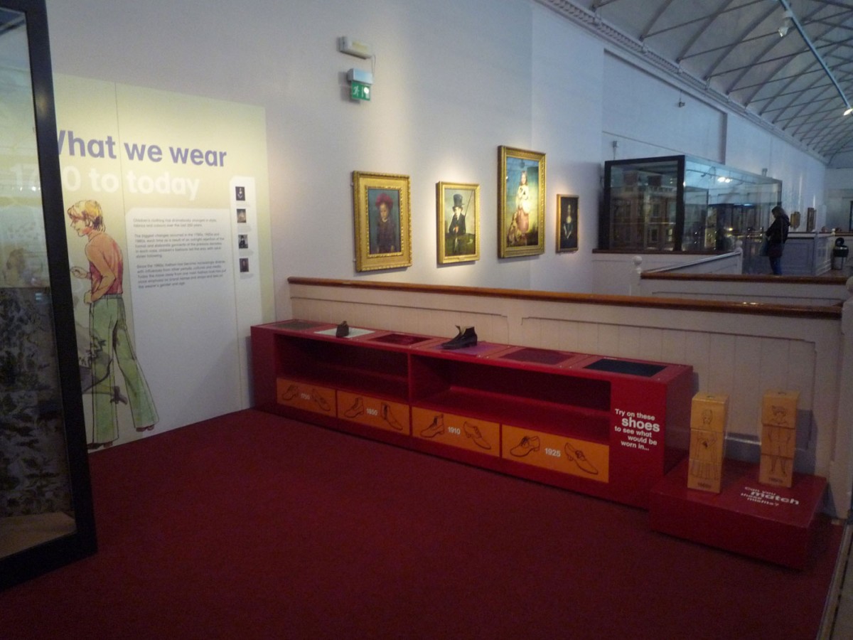 Fig. 3. V&A Children’s Museum, London. The exhibition of children’s clothes as of the 1700s includes an interactive exhibit, where children can touch textures and try on shoes from different periods (Photographic archive of D. Kalessopoulou).