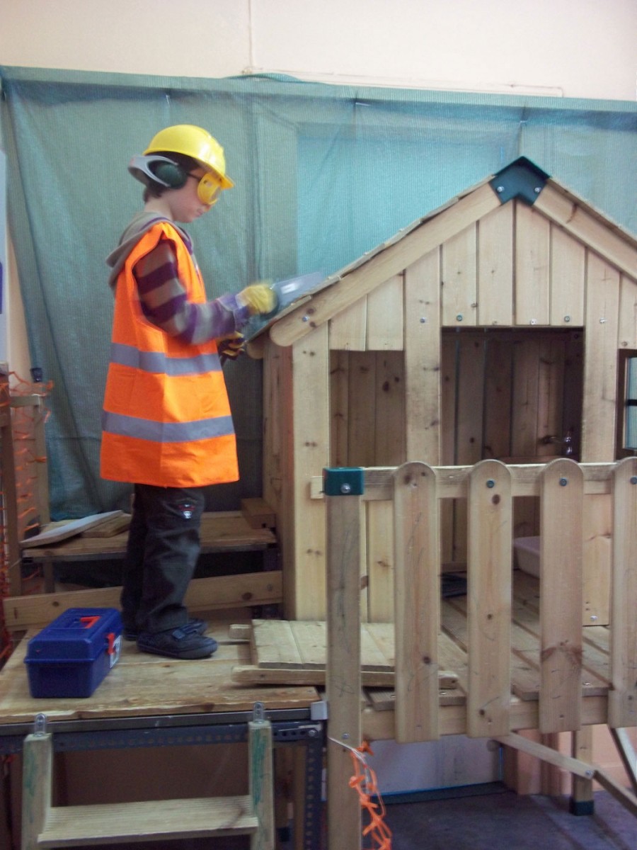 Fig. 5. Hellenic Children’s Museum “I Build and Create” exhibit. The young visitors can explore the mockup of a building site and to experience working on it (Photographic archive of D. Kalessopoulou).