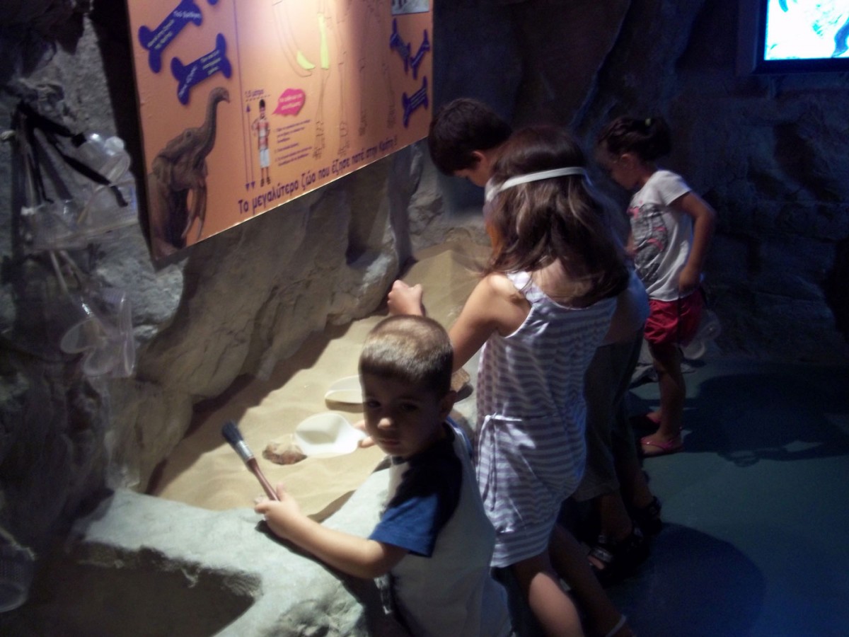 Fig. 7. Natural History Museum of Crete, children’s wing “Discovery Centre”. Excavating the bones of a deinothirio is an activity that can be companionable (Photographic archive of D. Kalessopoulou).