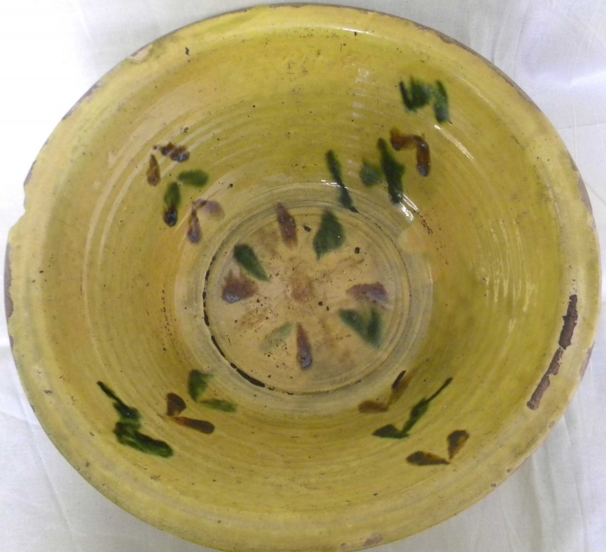 Glazed bowl
with painted floral decoration
end of 19th century.
Private Collection.
