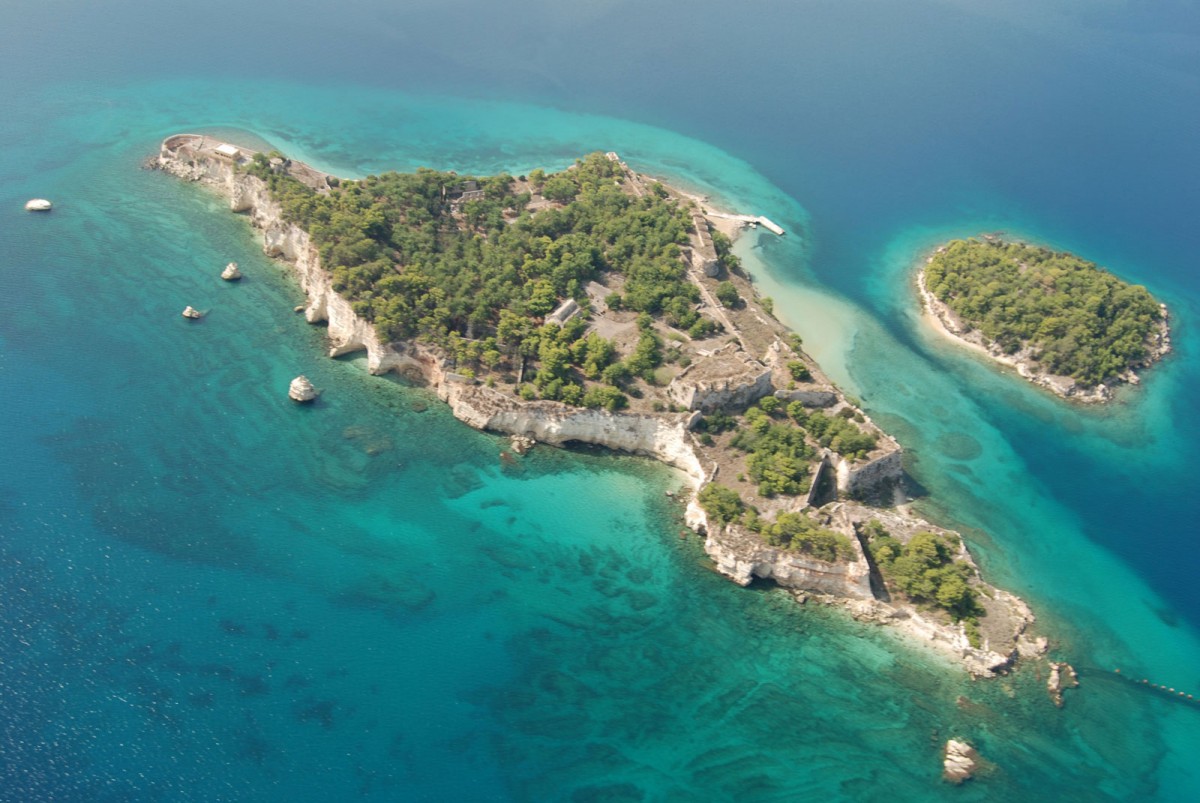 Fig. 27. The islets of Aghios Nikolaos and of the Rabbits (Kounelia) at the entrance of the Bay of Souda.