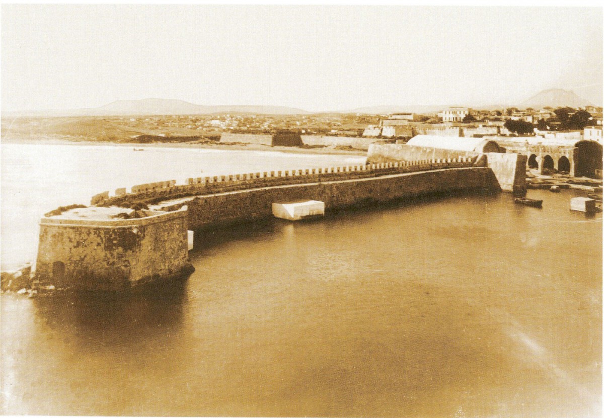 Fig. 2. The Small Kule on the eastern breakwater of the port of Heraklion (photo: G. Gerola, 1902-1904).