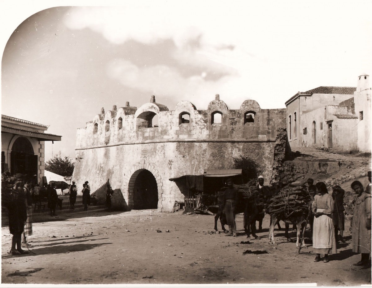 Fig. 4. The main Guora gate of the fortification enclosure in the city of Rethymnon (photo: G. Gerola, 1902-1904).