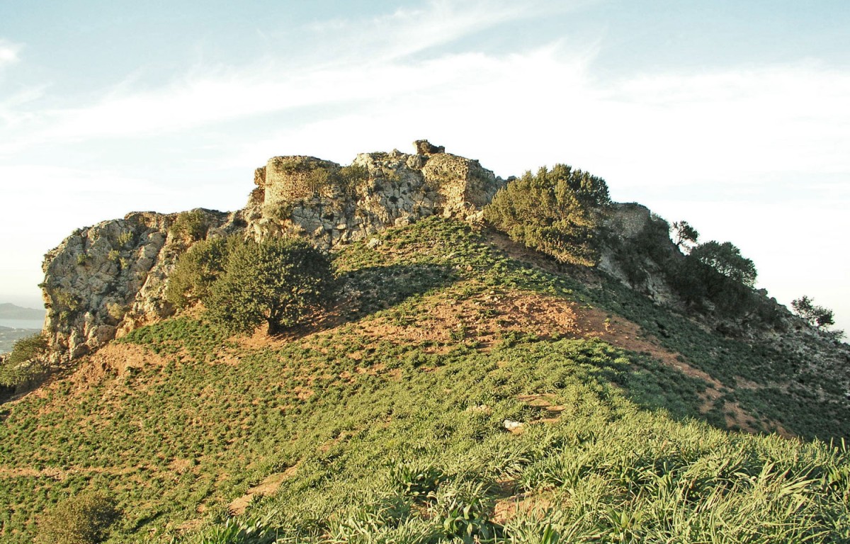 Fig. 10. The southern fortification of Varypetros. (photo: Nikos Gigourtakis)