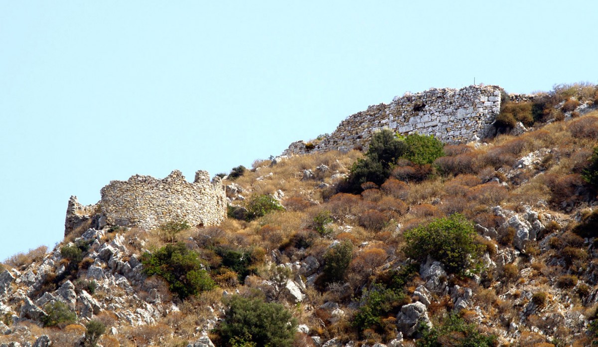 Fig. 11. The Middle-Byzantine citadel at Polyrrenia in Kissamos. (photo, Nikos Gigourtakis)