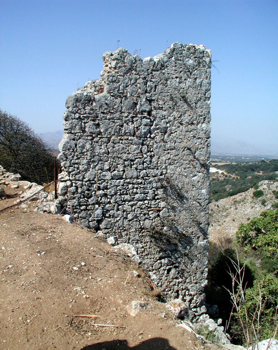 Fig. 13. Tower on the north walls at Monopari. (photo: Nikos Gigourtakis)