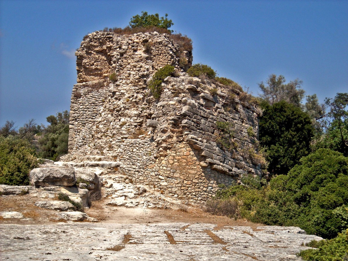 Fig. 5. Section of Proto-Byzantine fortification on the citadel of Eleutherna. (photo: Nikos Gigourtakis)