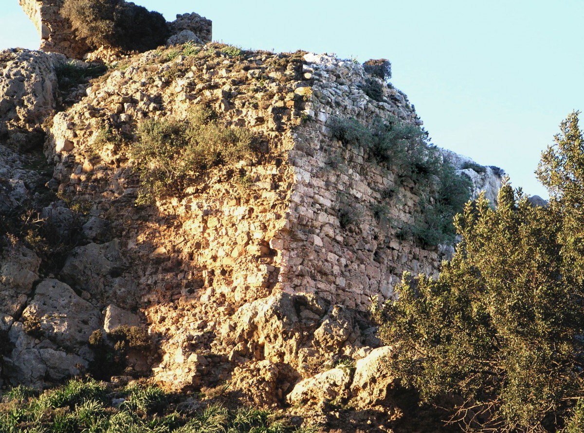 Fig. 6. Varypetro, Kastelos, southern fortification walls, section from the earlier phase of construction. (photo: Nikos Gigourtakis)