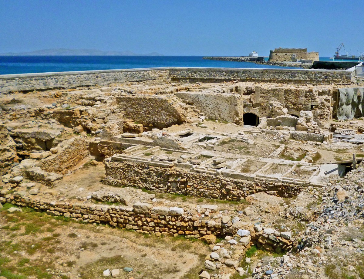 Fig. 7. Excavation by the 13th Ephorate of Byzantine Antiquities, on the Bendenaki site in Herakleion. (photo: Nikos Gigourtakis)