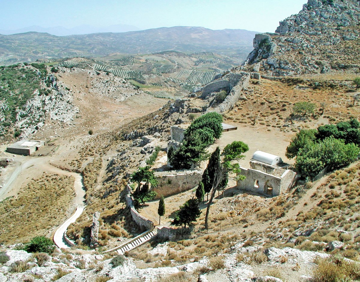 Fig. 9. The triple line of defence, a complex construction with walls, towers and partitions on the NE end of Temenos. (photo: Nikos Gigourtakis)