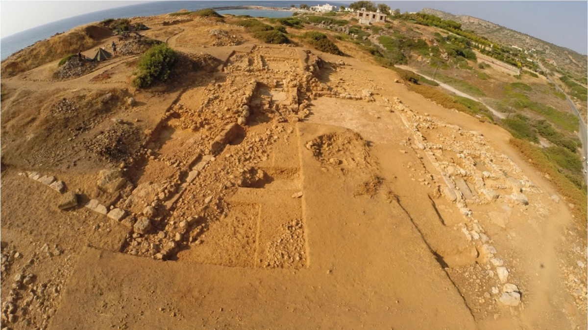 Oblique photo (from south) of the
court-centered building at Sissi (N. Kress) .