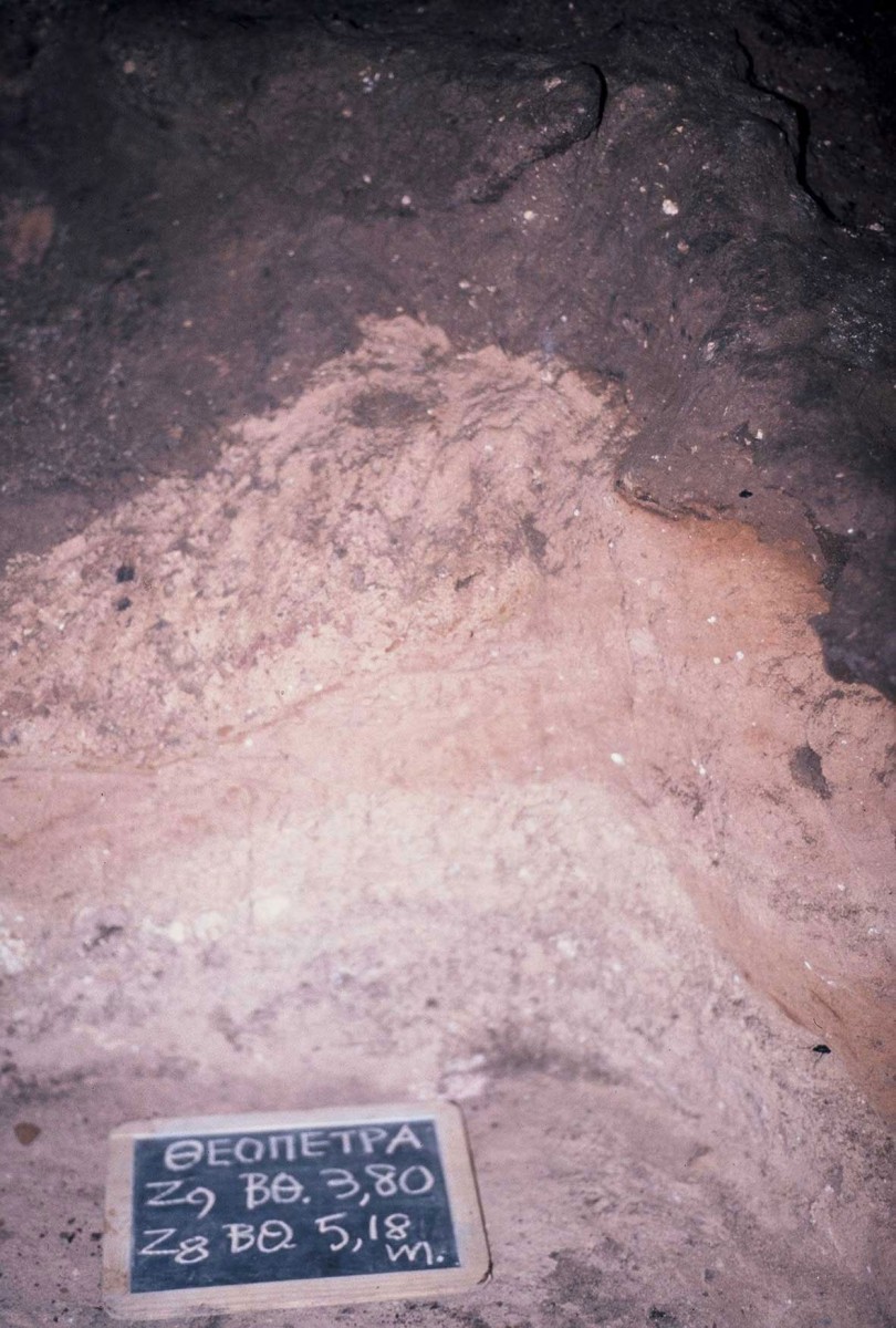 Fig. 11. Τhe deep pink sediment without traces of fire in trench Ζ8-Ζ9. On its upper surface the first (deeper) layer with traces of fire can be distinguished.