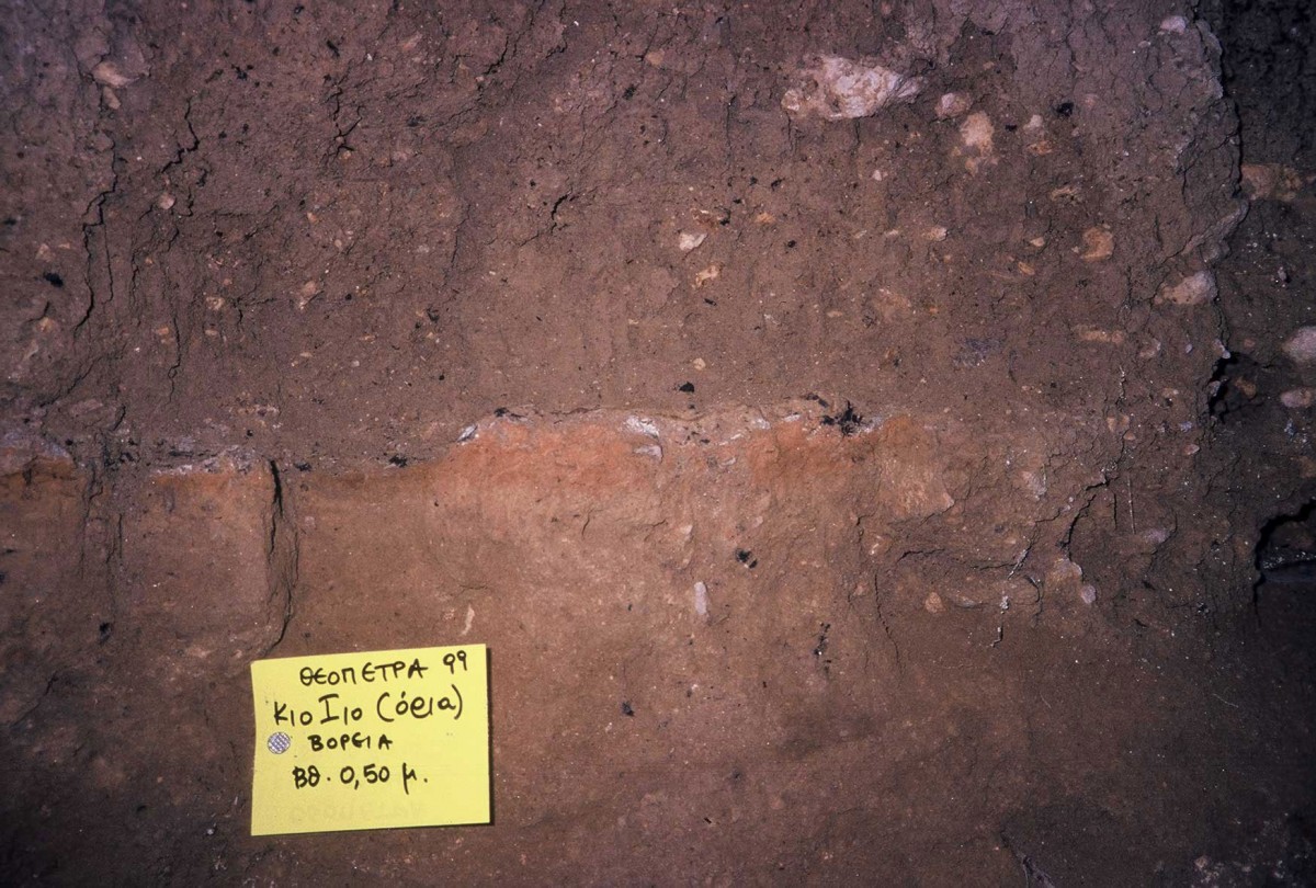 Fig. 19. Neolithic embankment above, Mesolithic below. They are separated by red-coloured Mesolithic floor with charcoal.