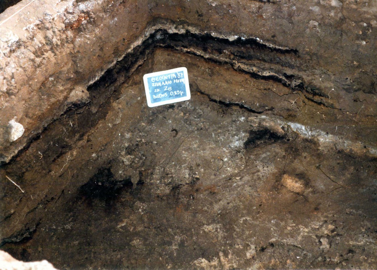 Fig. 22. Neolithic embankment on first opened trench Ζ8. Some of the horizontal layers of fire belong to a more recent use of the cave.