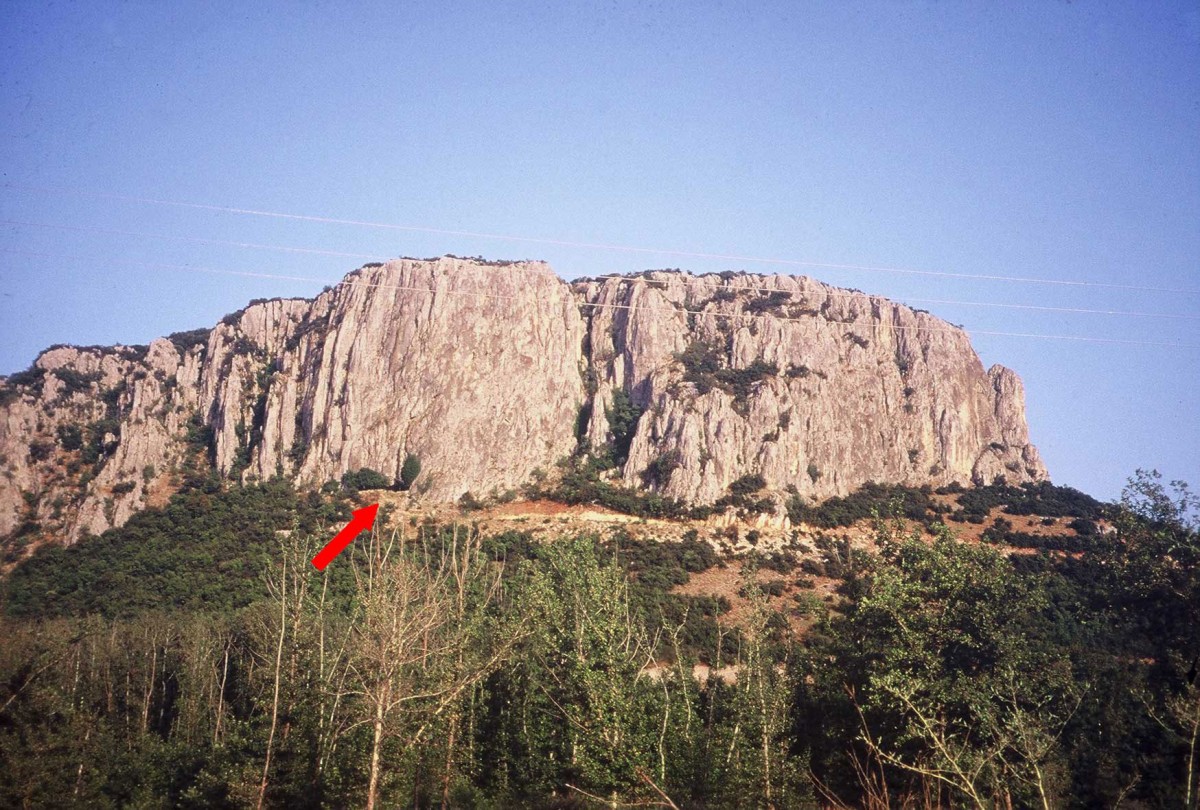 Fig. 1. The Theopetra rock. The position of the entrance to the cave is marked with an arrow.