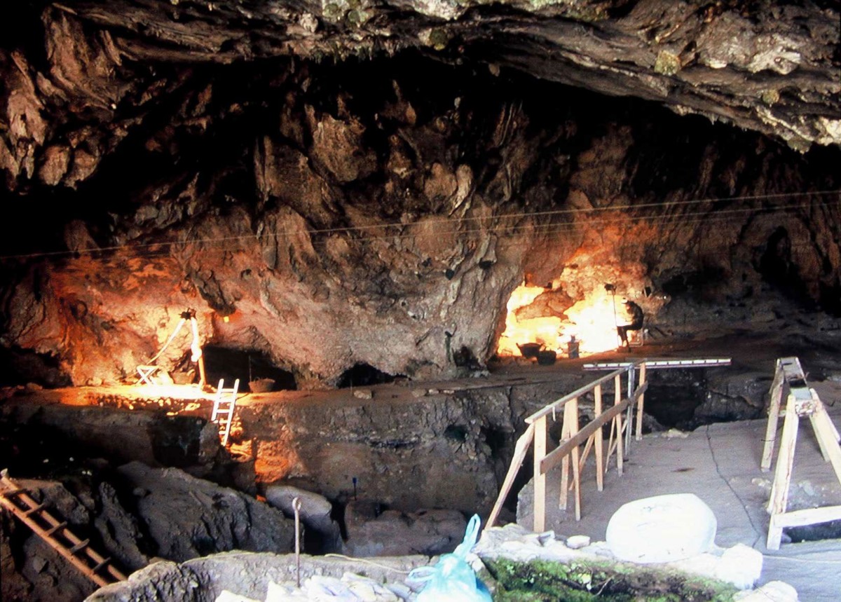 Fig. 4. The niches of the southern area of the cave illuminated.