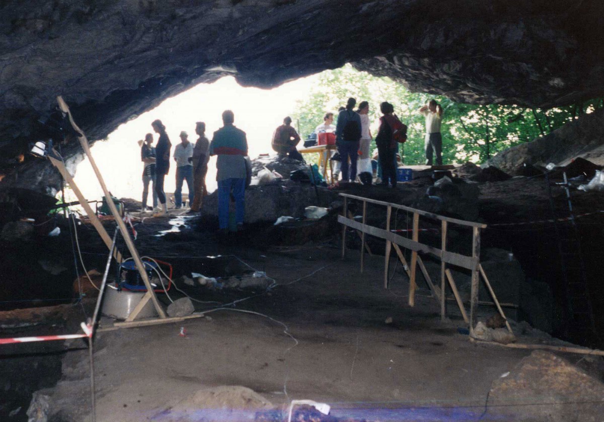 Fig. 5. The wide opening of the entrance seen from the inside of the cave.