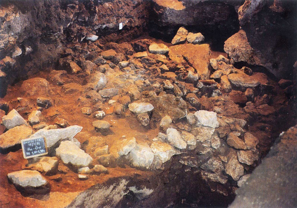 Fig. 9. An entire layer of fallen stones created by the detachment and fall of a huge section of the cave’s roof (trenches Η11-Θ11).