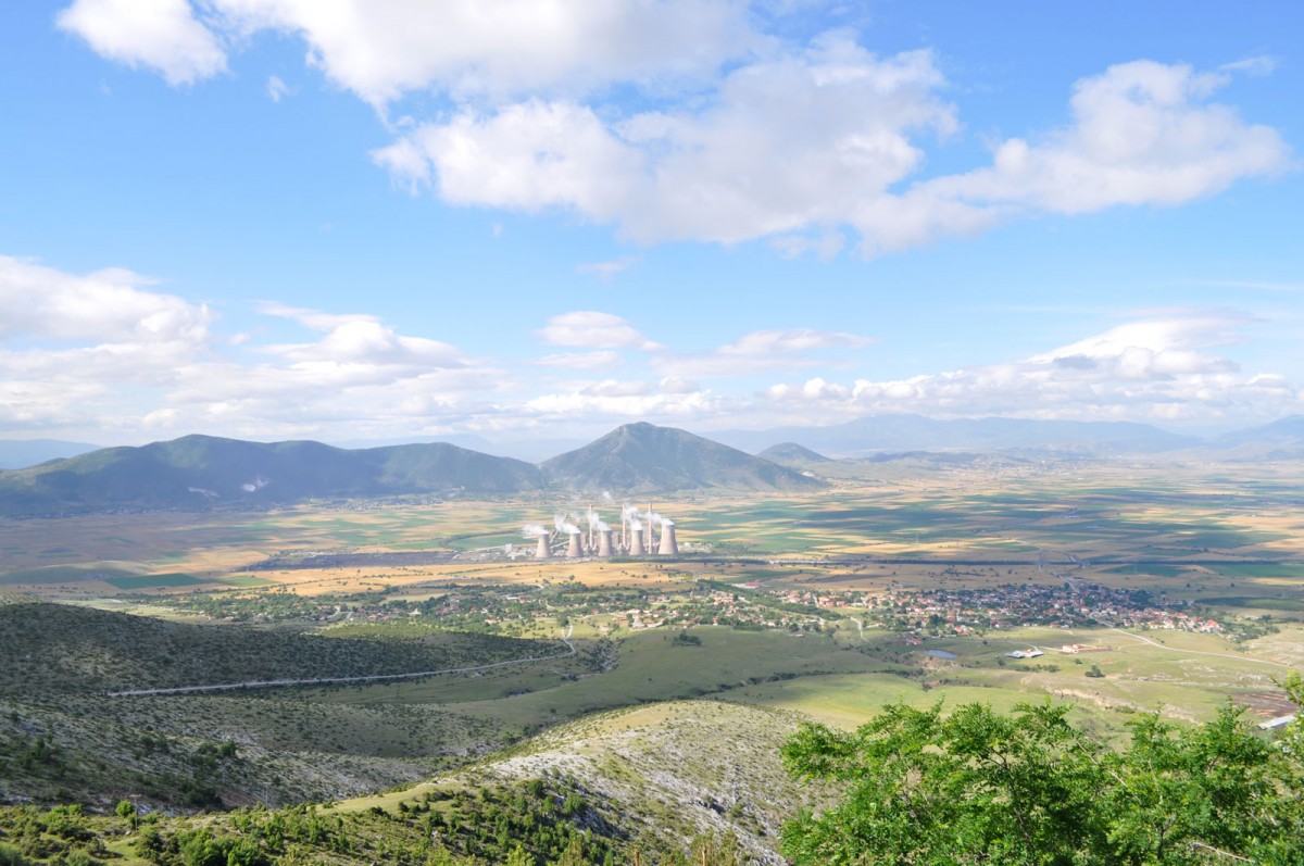 Fig. 1. View of the valley of the Kitrini Limni (Sari Göl) from the north. In the distance, to the left , the Neolithic settlement of “Toumba Kremastis Koiladas” and the Aghios Dimitrios Power Station in the centre.