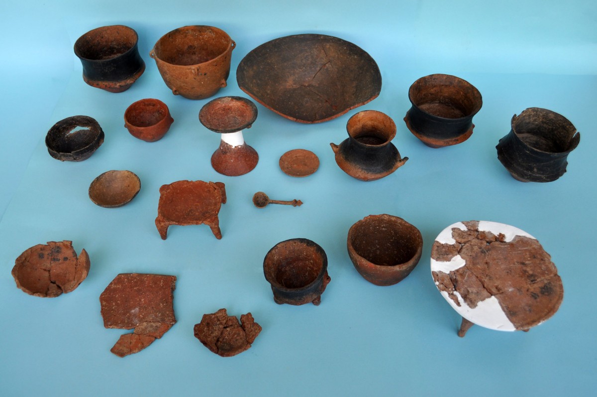 Fig. 3. Clay vases (normal sized and miniature) from pit aa 387, that contained the remains of, possibly, a burial ritual.