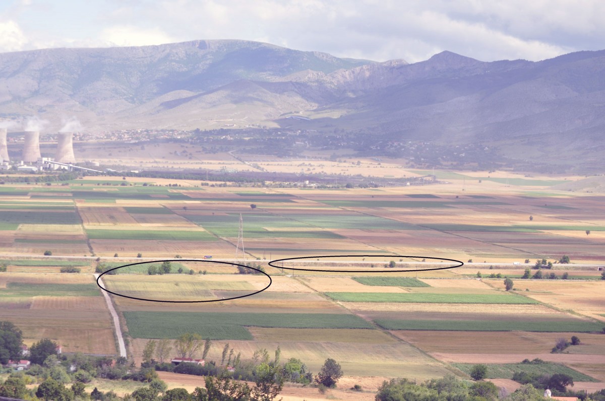 Fig. 5. View of the Neolithic settlement on the site of “Toumba Kremastis Koiladas” (left) and the north east boundaries of the excavation (right).