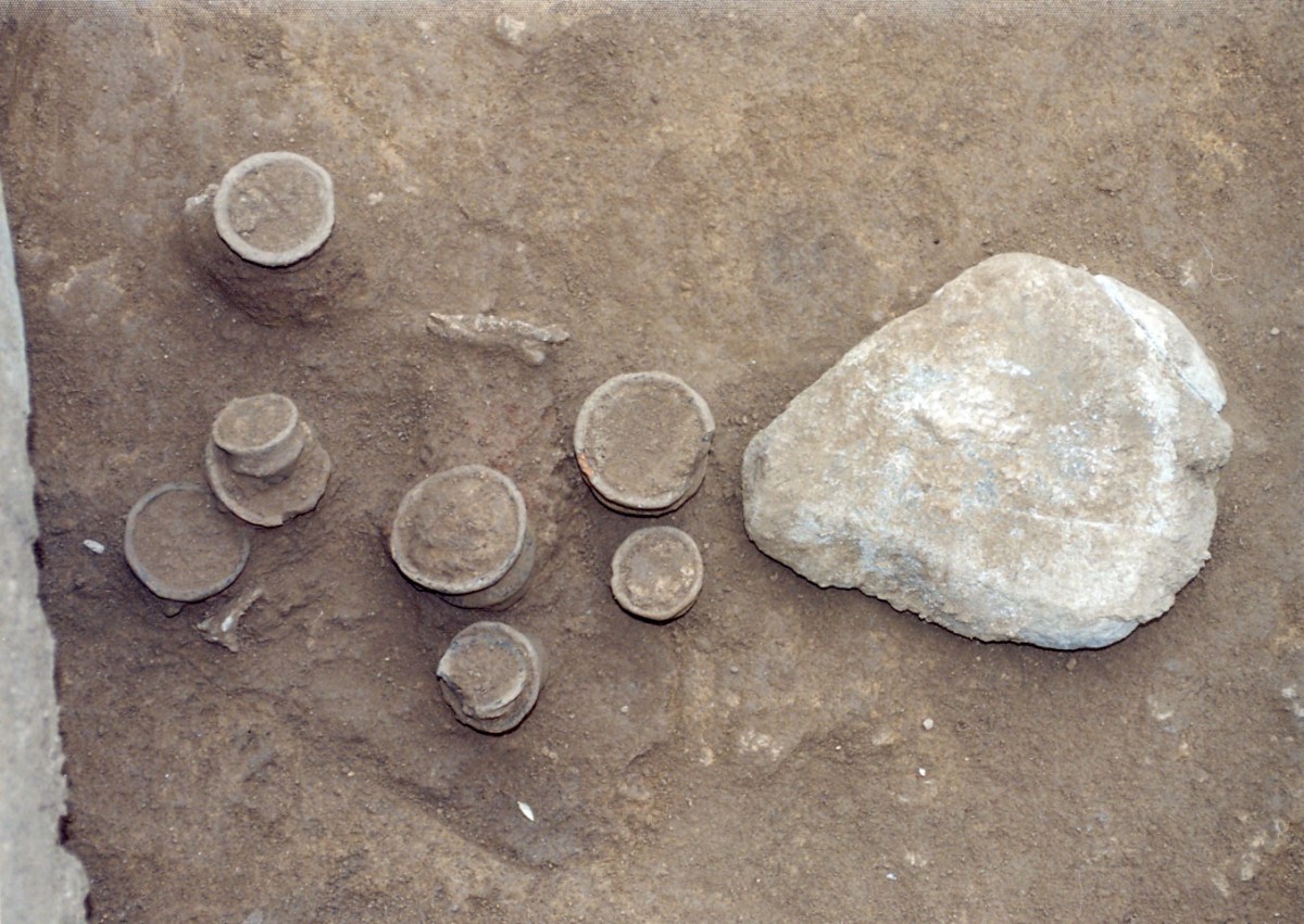 Fig. 4. Stratigraphy of a section, where trench B can be seen (left) blocking an earlier pit (aa132, right).